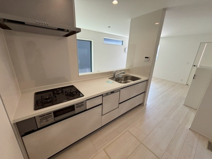 明石市朝霧台のキッチン|料理をしながらでもご家族との会話を楽しめる対面キッチン。