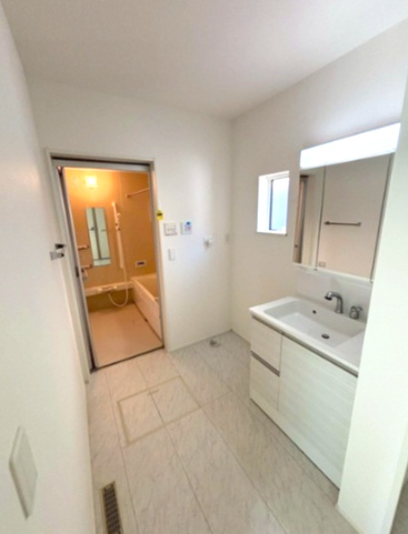 明石市朝霧台の洗面所|白で統一された洗面台は清潔感があります！