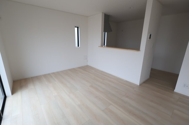 《仲介手数料無料》上尾市大字大谷本郷363-1(3号棟)新築一戸建てクレイドルガーデンの居間・リビング|撮影日 2025年10月21日 15:20 曇り