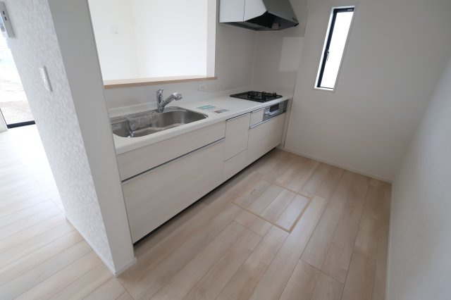 《仲介手数料無料》上尾市大字大谷本郷363-1(3号棟)新築一戸建てクレイドルガーデンのキッチン|撮影日 2025年10月21日 15:20 曇り