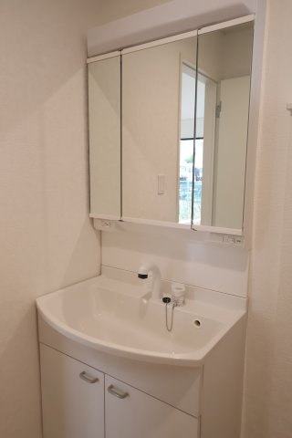 《仲介手数料無料》上尾市大字大谷本郷363-1(3号棟)新築一戸建てクレイドルガーデンの独立洗面台|撮影日 2025年10月21日 15:20 曇り