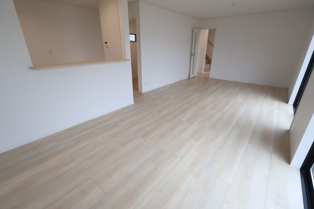 《仲介手数料無料》上尾市大字大谷本郷363-1(3号棟)新築一戸建てクレイドルガーデンの居間・リビング|撮影日 2025年10月21日 15:20 曇り