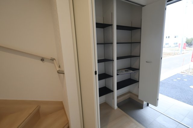 《仲介手数料無料》上尾市大字大谷本郷363-1(3号棟)新築一戸建てクレイドルガーデンの玄関|撮影日 2025年10月21日 15:20 曇り