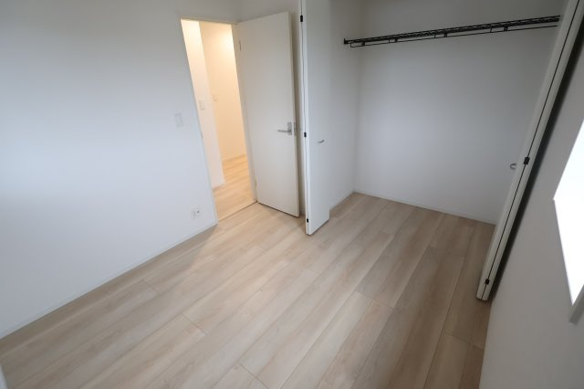 《仲介手数料無料》上尾市大字大谷本郷363-1(3号棟)新築一戸建てクレイドルガーデンの洋室|撮影日 2025年10月21日 15:20 曇り