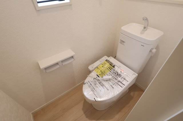 《仲介手数料無料》上尾市大字大谷本郷363-1(3号棟)新築一戸建てクレイドルガーデンのトイレ|撮影日 2025年10月21日 15:20 曇り