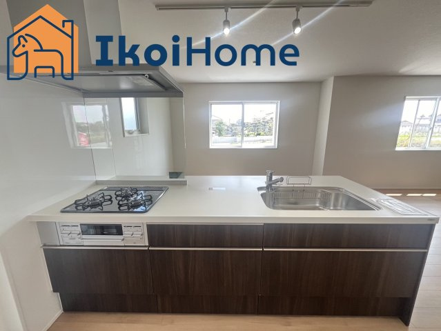 神戸市西区岩岡町　新築戸建のキッチン|【ホームページに現地動画掲載中】●年中無休：当日予約可●三口コンロには火口にＳＩセンサーを搭載！