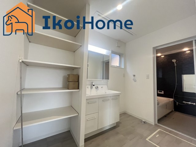 神戸市西区岩岡町　新築戸建の洗面所|【ホームページに現地動画掲載中】●年中無休：当日予約可●洗面台横には可動棚が付いており便利です！