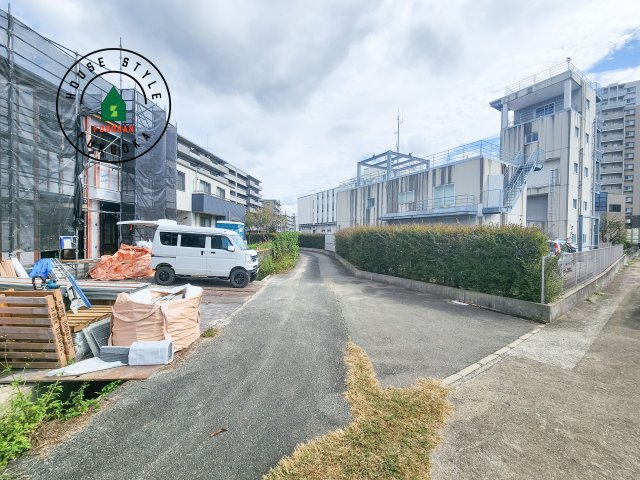 筑紫野市石崎1丁目第1-2棟（2号棟）の前面道路含む現地写真|前面道路は閑静な住宅地をはしる車通りの少ない道路。お車の出し入れが苦手なママや小さなお子様にも安心ですね。しっかり舗装もされているので、ベビーカーや自転車で通っても快適に通行できます。