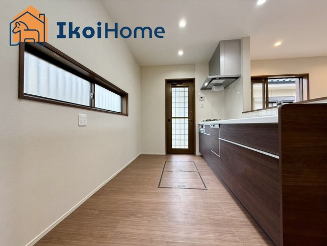 神戸市西区宮下3丁目　中古一戸建のキッチン|【ホームページに現地動画掲載中】●年中無休：当日予約可●キッチンには勝手口があり、ゴミ出しに便利です