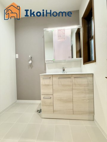 神戸市西区宮下3丁目　中古一戸建の洗面所|【ホームページに現地動画掲載中】●年中無休：当日予約可●洗面台は３面鏡。広さのあるワイドシンクです。