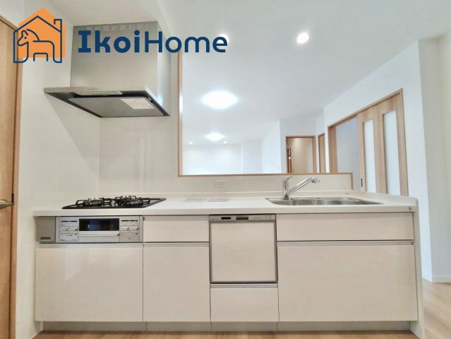 神戸市西区春日台6丁目　中古戸建のキッチン|【ホームページに現地動画掲載中】●年中無休：当日予約可●三口コンロには火口にＳＩセンサーを搭載！