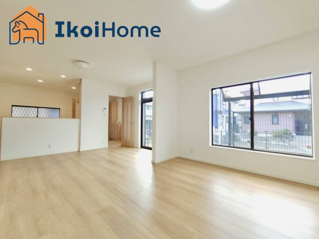 神戸市西区春日台6丁目　中古戸建の居間・リビング|【ホームページに現地動画掲載中】●年中無休：当日予約可●カウンターキッチンからは室内が見渡せます。