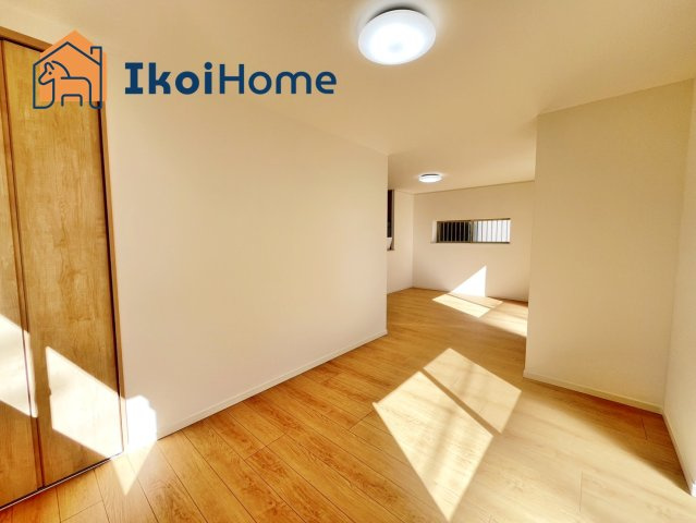 神戸市西区天が岡　中古戸建の内装|●年中無休：当日予約可●リビングスペースです。掃除用具等の収納に便利な収納スペースもございます。