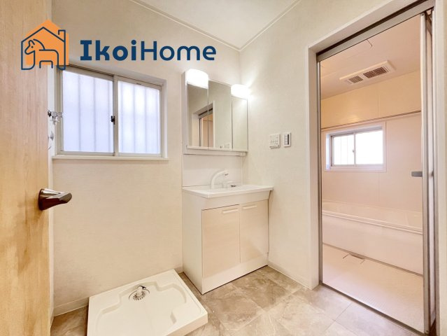 神戸市西区天が岡　中古戸建の洗面所|●年中無休：当日予約可●洗面台横には洗濯機を置く洗濯パンを完備！