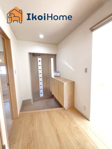 神戸市西区天が岡　中古戸建の玄関|玄関にはシューズボックスを完備！段差が低めとなっておりますのでお子様やご高齢の方でも安心です。