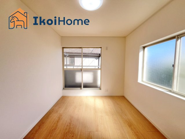 神戸市西区天が岡　中古戸建の子供部屋|●年中無休：当日予約可●こちらのお部屋からはバルコニーへの出入りが可能です。