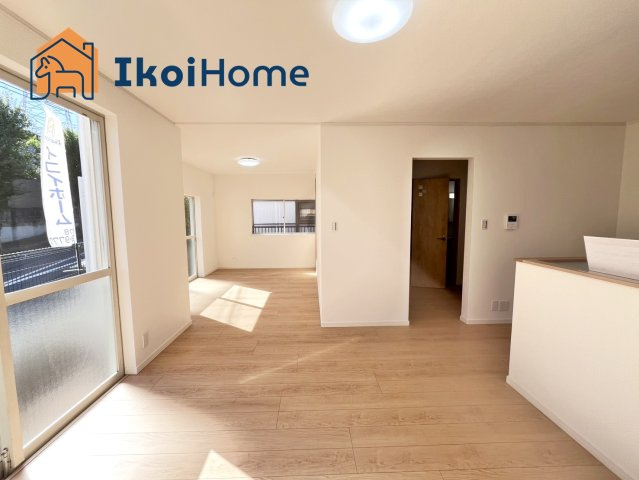 神戸市西区天が岡　中古戸建の居間・リビング|●年中無休：当日予約可●LDKは四面採光で明るく、開放感のあるLDKです♪