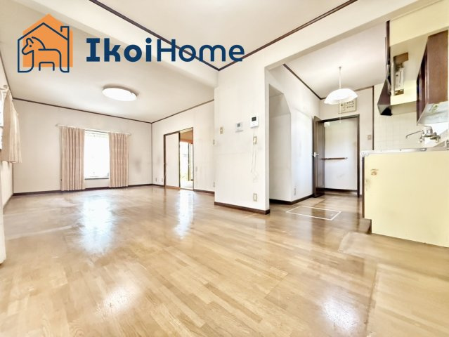 神戸市西区伊川谷町潤和　中古戸建の居間・リビング|フロアーコーティング・エアコン・壁掛けテレビ・などを住宅ローンに組込む事も可能です								
