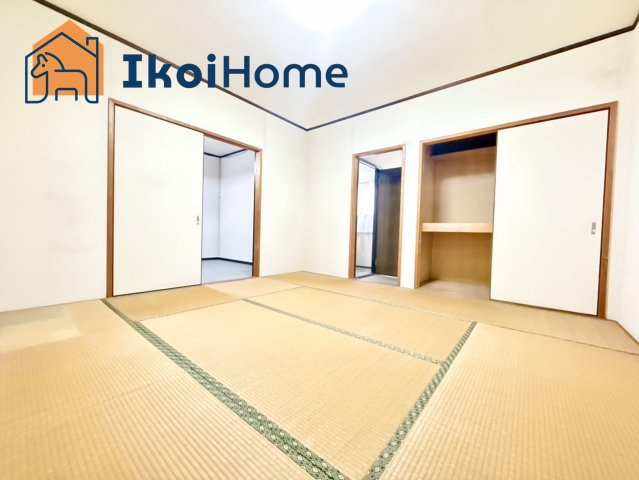 神戸市西区伊川谷町潤和　中古戸建の内装|●年中無休：当日予約可●押入収納完備。ゆったりとした広さの和室です。