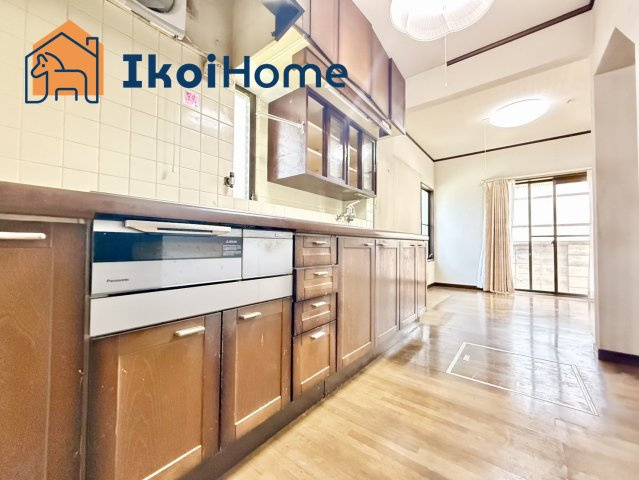 神戸市西区伊川谷町潤和　中古戸建のキッチン|●年中無休：当日予約可●吊戸棚付きでたっぷりと収納可能！							
