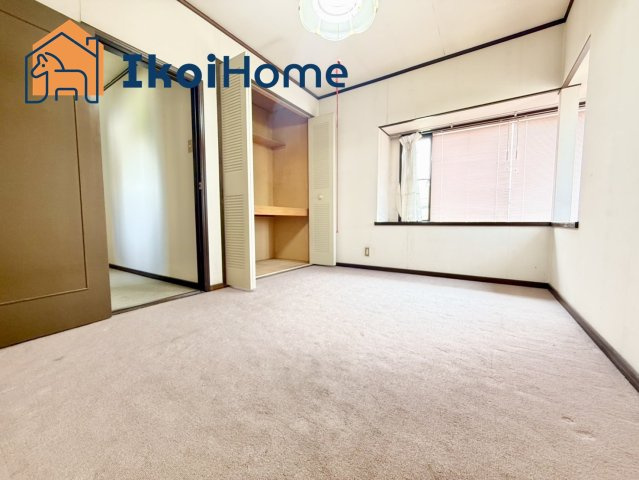 神戸市西区伊川谷町潤和　中古戸建の寝室|2階洋室6帖になります。引き戸になりますので、周りを気にせず開閉出来、便利ですね。