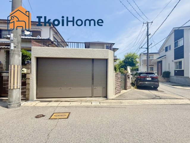 神戸市西区伊川谷町潤和　中古戸建の駐車場|駅近ながらお車1台駐車可能なスペースございます！ガレージ車庫ですのでお車大切にお停めいただけます。
