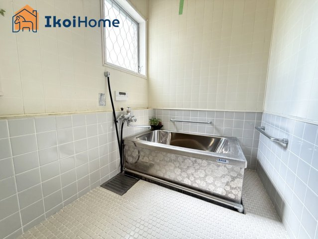 神戸市西区春日台8丁目　中古戸建の浴室|【ホームページに現地動画掲載中】●年中無休：当日予約可●小窓ございますので通気・換気良好です。