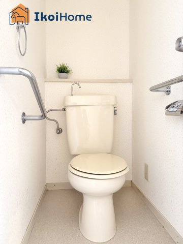 神戸市西区春日台8丁目　中古戸建のトイレ|【ホームページに現地動画掲載中】●年中無休：当日予約可●両側に手すりがありますので、介護時も安心です