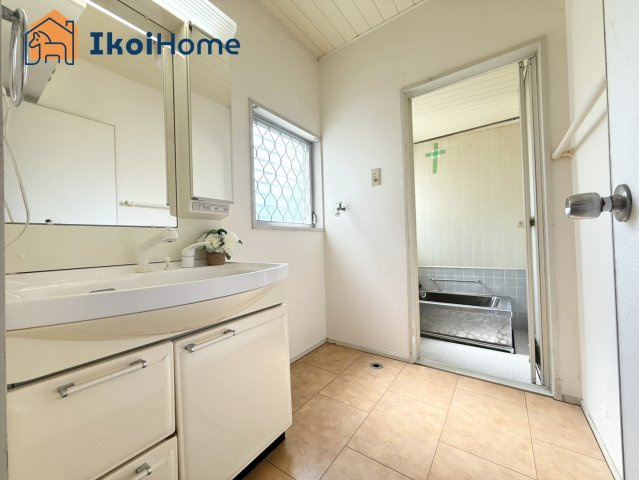 神戸市西区春日台8丁目　中古戸建の洗面所|【ホームページに現地動画掲載中】●年中無休：当日予約可●小窓ございますので通気・換気良好です。