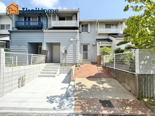 神戸市西区春日台8丁目　中古戸建の駐車場|【ホームページに現地動画掲載中】●年中無休：当日予約可●お車は並列で3台駐車可能です。来客時も便利！