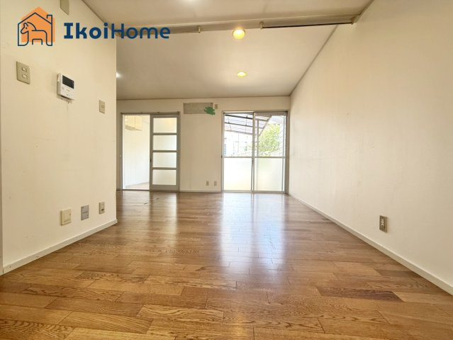 神戸市西区春日台8丁目　中古戸建の居間・リビング|【ホームページに現地動画掲載中】●年中無休：当日予約可●約16.2帖のLDKは明るい団欒スペースです