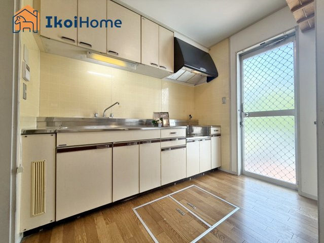 神戸市西区春日台8丁目　中古戸建のキッチン|【ホームページに現地動画掲載中】●年中無休：当日予約可●キッチンには勝手口があり、ゴミ出しに便利です