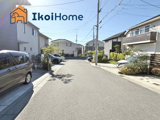 神戸市西区井吹台西町6丁目　中古戸建の前面道路含む現地写真|●年中無休：当日予約可●前面道路は幅員ゆったり約6ｍ！交通量少なく安心の住環境です。