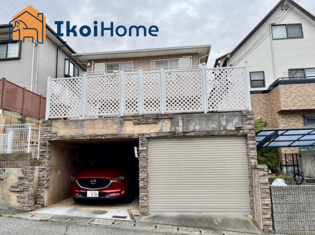 神戸市西区二ッ屋1丁目　中古戸建の外観|こだわりの詰まった注文住宅です。堀込車庫に2台駐車可能です。両面道路になっており開放的。眺望も良好！