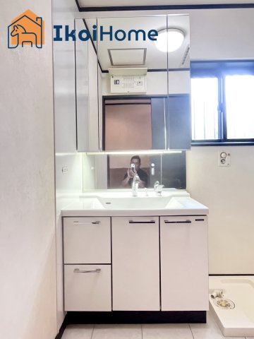 神戸市西区井吹台東町5丁目　中古戸建の洗面所|ホームページに現地動画掲載中】●年中無休：当日予約可●洗面台はお化粧をする時に便利な３面鏡。