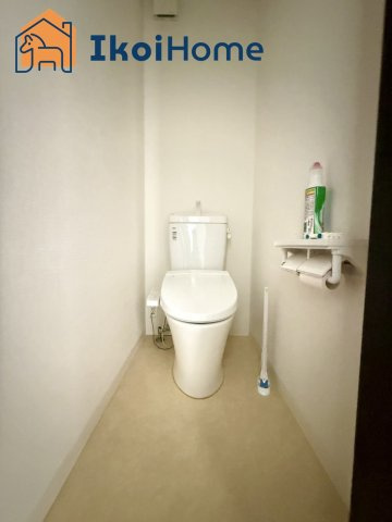 神戸市西区大津和2丁目　中古戸建のトイレ|●年中無休：当日予約可●1階・2階ウォッシュレット付のお手洗い。汚れが落ちやすく、節水タイプです