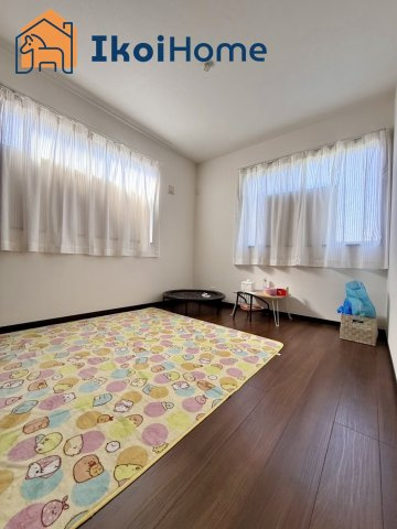 神戸市西区大津和2丁目　中古戸建の子供部屋|2F洋室は5.25帖洋室×2。6.87帖洋室に4.5帖の洋室がございます。２面採光で明るいです。