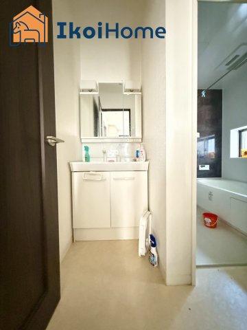 神戸市西区大津和2丁目　中古戸建の洗面所|●年中無休：当日予約可●洗面台は身だしなみやお化粧をする時に大変便利な３面鏡。