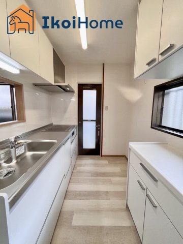 神戸市西区竹の台５丁目　中古戸建のキッチン|【ホームページに現地動画掲載中】●年中無休：当日予約可●キッチン新調済みです！便利な勝手口付き！