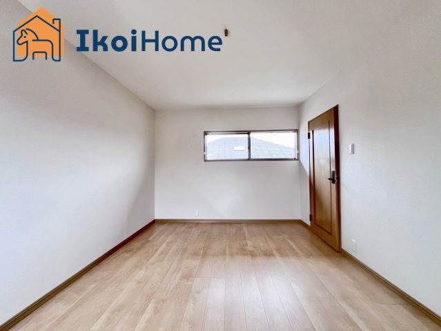 神戸市西区竹の台５丁目　中古戸建の子供部屋|各部屋にはカーテンレールはついていません。約２万円前後で全窓にカーテンレールを取り付けできます。