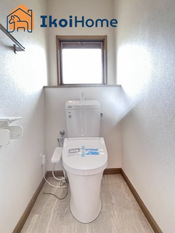 神戸市西区竹の台５丁目　中古戸建のトイレ|節水型で従来製品より60％水量削減。お掃除が楽な、便器フチなし形状、セルフノズルクリーン。