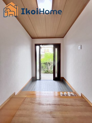 神戸市西区竹の台５丁目　中古戸建の玄関|【ホームページに現地動画掲載中】●年中無休：当日予約可●玄関は広さございます。靴の脱ぎ履きも楽々です