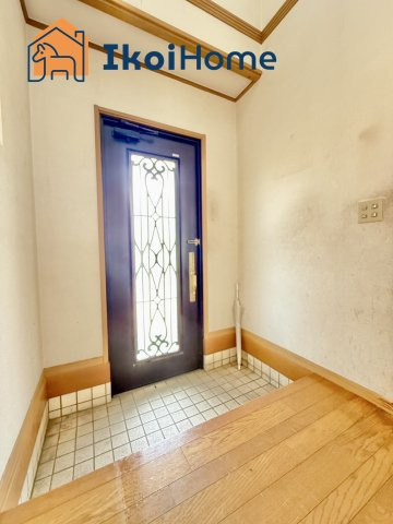 神戸市西区美賀多台3丁目　中古戸建の玄関|●年中無休：当日予約可●採光の取れる玄関ドアですので玄関内は明るい空間です。