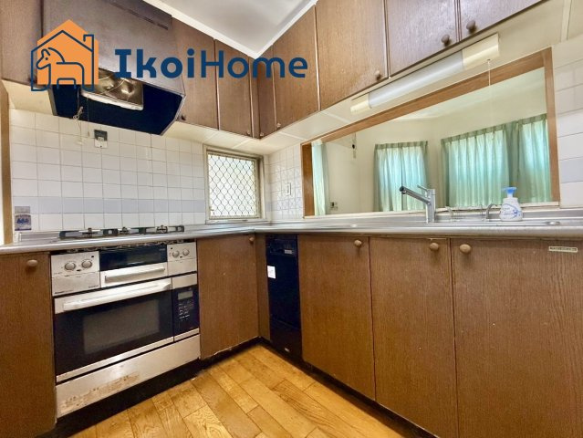 神戸市西区美賀多台3丁目　中古戸建のキッチン|●年中無休：当日予約可●三口コンロには火口にＳＩセンサーを搭載し、安全機能を搭載。								
