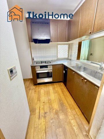 神戸市西区美賀多台3丁目　中古戸建のキッチン|●年中無休：当日予約可●吊戸棚完備！収納豊富なキッチンスペースです♪