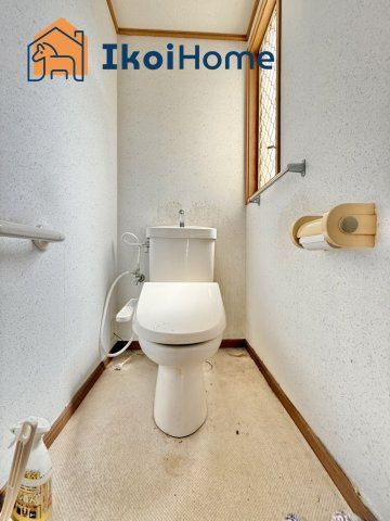 神戸市西区美賀多台3丁目　中古戸建のトイレ|1階ウォシュレット機能付きトイレになります。小窓付きで換気良好、ゆったりとしております！