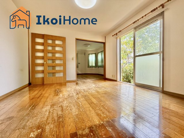 神戸市西区美賀多台3丁目　中古戸建の居間・リビング|LDKは大きな窓がございますので陽当り・通風良好です。明るい空間で家族団欒のひと時をお過ごしいただけます。