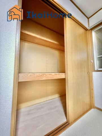 神戸市西区美賀多台3丁目　中古戸建の収納|●年中無休：当日予約可●2階の洋室6帖でございます。大きな収納ございますので豊富に収納可能です。