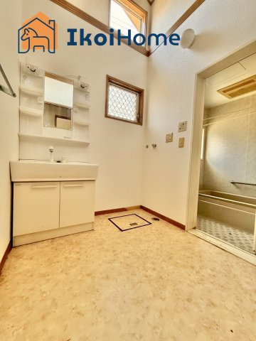 神戸市西区美賀多台3丁目　中古戸建の洗面所|●年中無休：当日予約可●洗濯機を置く洗濯パンがついていません。価格は5000〜15000円前後です。