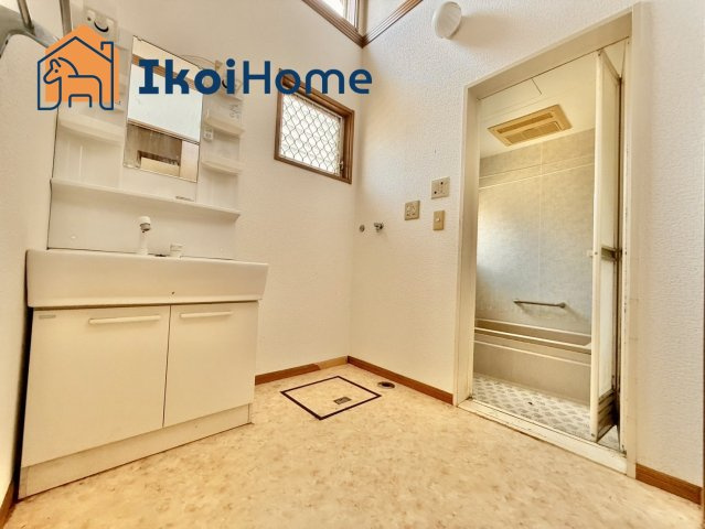 神戸市西区美賀多台3丁目　中古戸建の洗面所|●年中無休：当日予約可●洗面室になります。小窓ございますので通気・換気良好でございます。